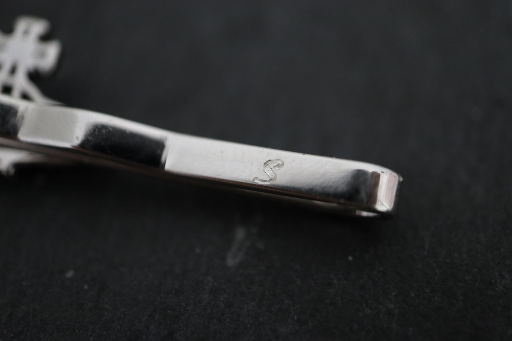 名入れ　即日　横浜　ヴィヴィアンウエストウッドのネクタイピン　刻印