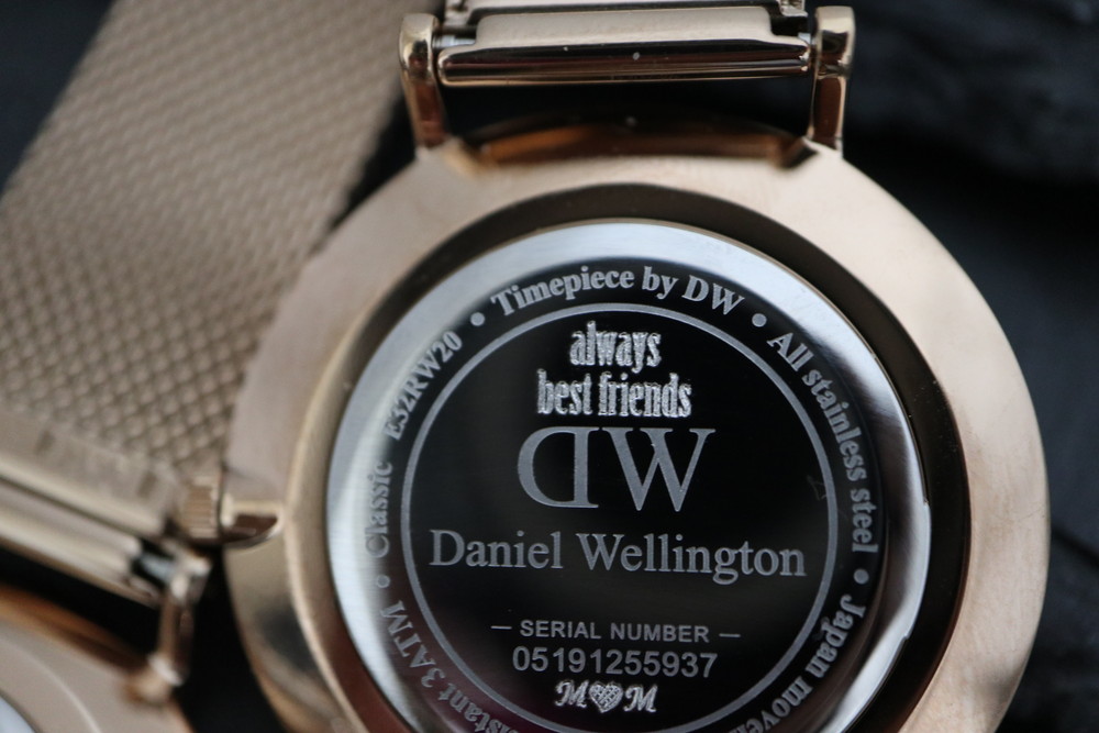 Dw ダニエルウェリントンの腕時計 名入れ 横浜 横浜の名入れ刻印専門店 指輪の刻印やリング刻印なら即日可能 持ち込み歓迎 Shop Hayabusa横浜店